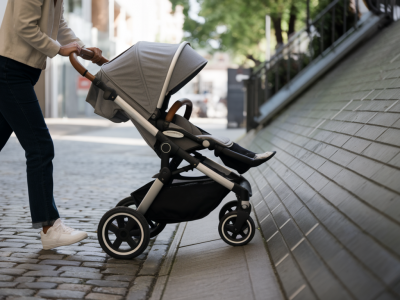 Tester la maniabilité d’une poussette sur trottoirs inclinés et pavés : protocole simple à reproduire avant achat